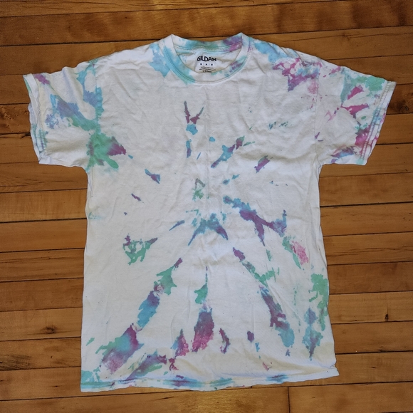 Gildan Tops - White tiedyed t-shirt size M